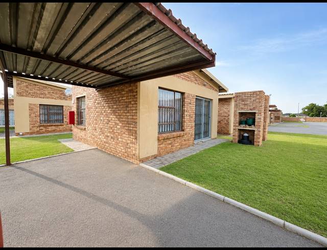1 BEDROOM TOWNHOUSE FOR SALE IN STAALRUS